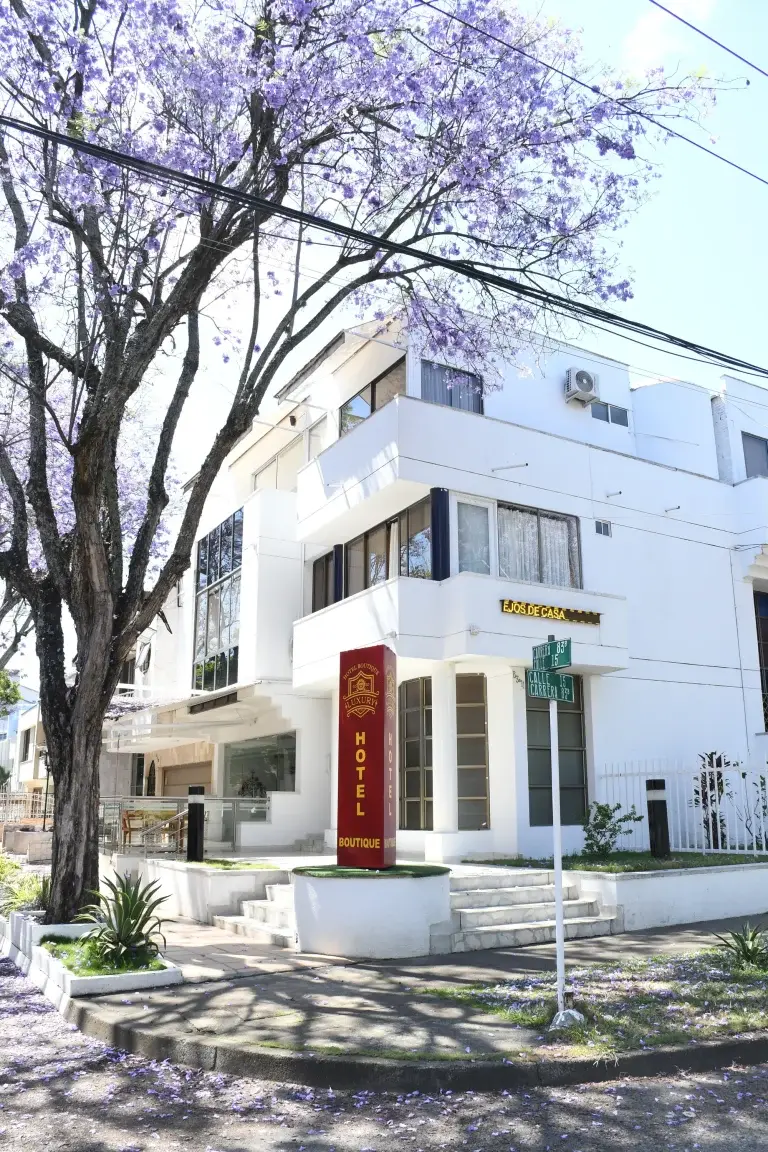 Fachada del Hotel Boutique Luxury entre jacarandas, El Ingenio, Cali