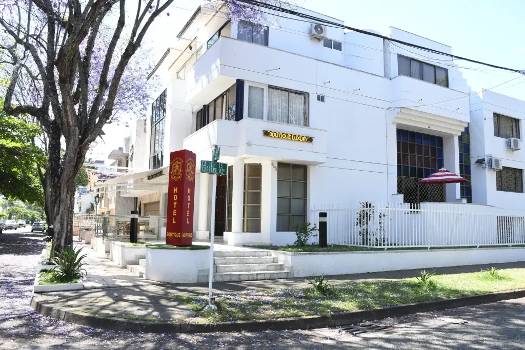 Fachada del Hotel Boutique Luxury entre jacarandas, El Ingenio, Cali