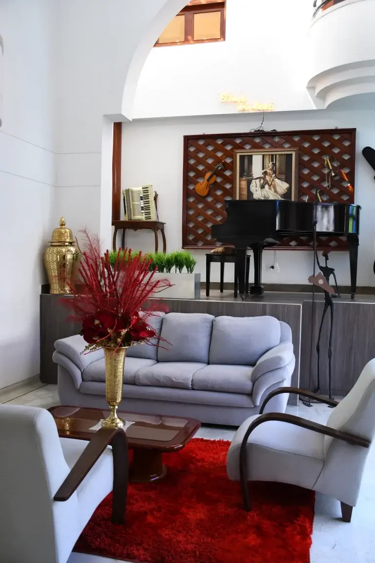 Lobby y sala de estar del Hotel Boutique Luxury en Cali