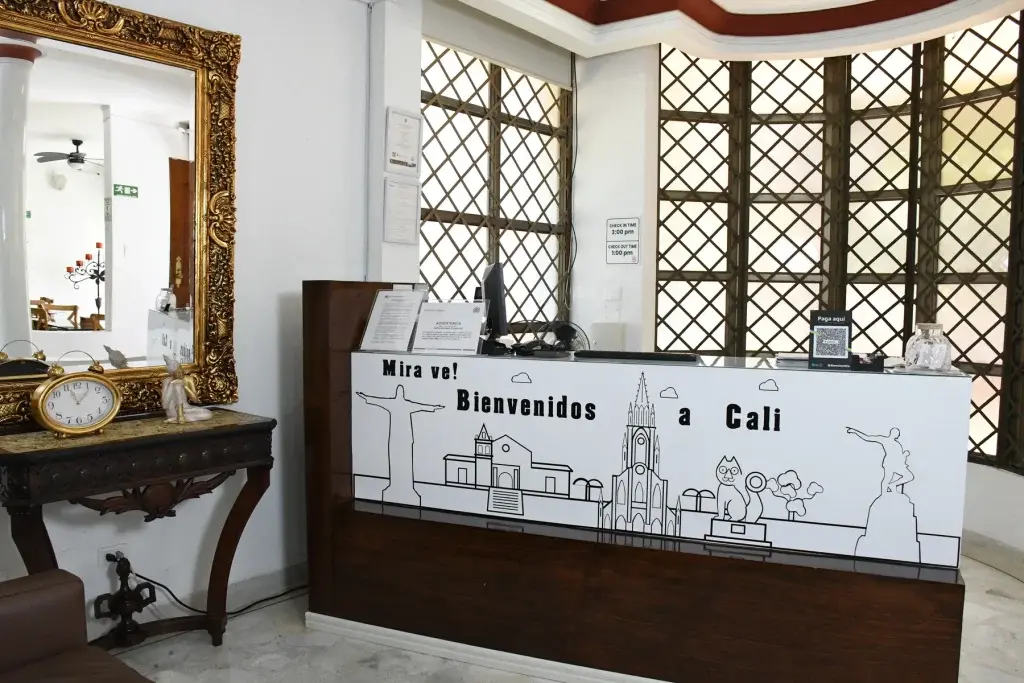 Recepción del Hotel Boutique Luxury, atención 24 horas