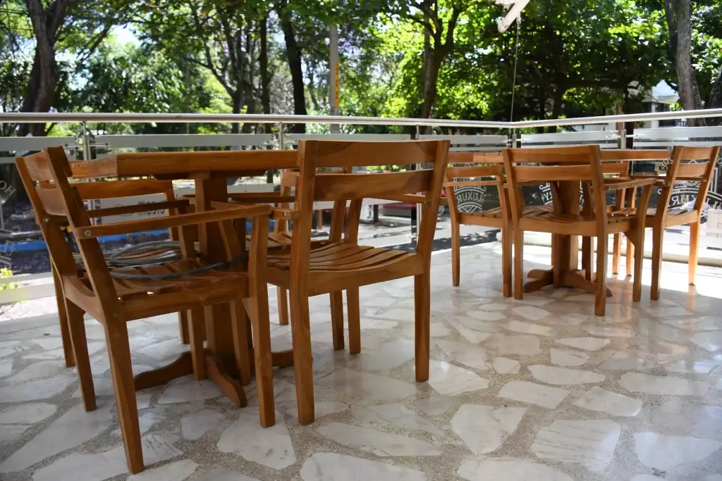 Terraza con vista a las jacarandas del Hotel Boutique Luxury en Cali