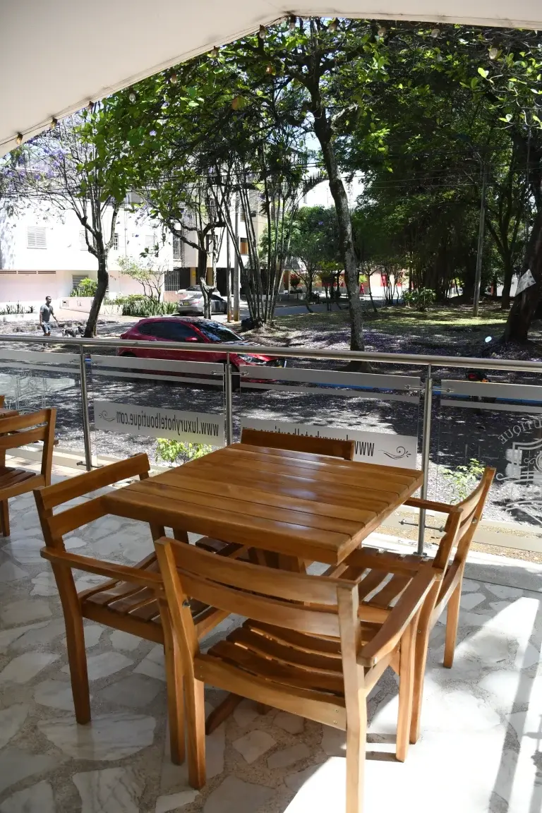 Terraza con vista a las jacarandas del Hotel Boutique Luxury en Cali
